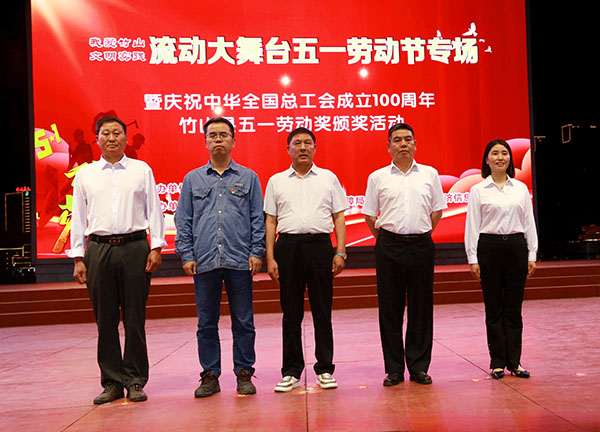 X谭董颁奖.jpg