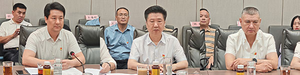 三个领导.jpg